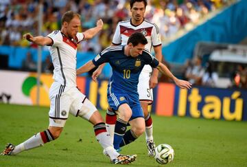 Benedikt Hoewedes y Lionel Messi.