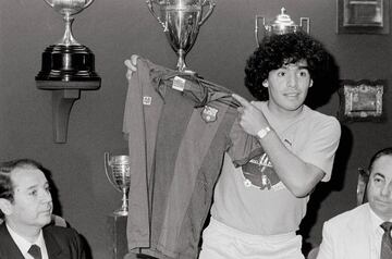 El, para muchos, mejor jugador de la historia le cost¨® al Barcelona 8 millones, una cifra r¨¦cord para ser 1982. No ser¨ªa en Espa?a donde llegar¨ªa a alcanzar su mejor nivel como futbolista y solo dur¨® dos a?os de azulgrana, pero sobran explicaciones de lo que fue en el f¨²tbol.