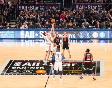 El mítico Madison Square Garden de Nuevo York fue el escenario de un hito histórico. Por primera vez en la historia de la NBA, dos hermanos pelearían en el salto inicial del All Star Game. Pau y Marc se convertían en la segunda pareja de hermanos en compartir un All Star (los Van Arsdale lo hicieron en 1971), pero en los primeros en hacerlo como titulares: Pau (Chicago Bulls), del Este y Marc (Memphis Grizzlies), del Oeste. El salto, por cierto, fue para Pau.