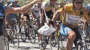 <b>EN CASA. </b>Roberto Heras defiende hoy su liderato en una contrarreloj que se celebra por carreteras en las que suele entrenarse.