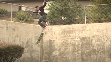 Ryan Sheckle cae desde lo alto de un muro al probar un Kickflip en skate. 