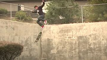 Ryan Sheckle cae desde lo alto de un muro al probar un Kickflip en skate.
