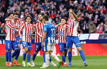 Sorloth celebra con sus compañeros el 1-0 al Alavés. 