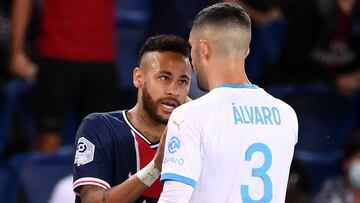 Marseille&#039;s Spanish defender Alvara Gonzalez argues with Paris Saint-Germain&#039;s Brazilian forward Neymar (L) during the French L1 football match between Paris Saint-Germain (PSG) and Marseille (OM) at the Parc de Princes stadium in Paris on Septe