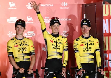 Jonas Vingegaard, del equipo Jumbo Visma, saluda a a los aficionados en la presentación de la 80 edición de La Vuelta.