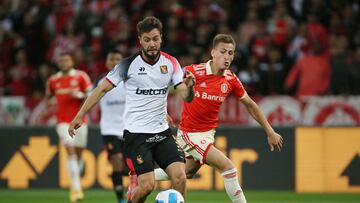 Soccer Football - Copa Sudamericana - Quarter Finals - Second Leg - Internacional v Melgar - Estadio Beira-Rio, Porto Alegre, Brazil - August 11, 2022 Melgar's Alec Deneumostier in action with Internacional's Braian Romero REUTERS/Diego Vara