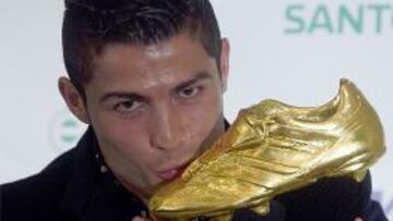 Di Stéfano y Eusebio otorgan la Bota de Oro a Cristiano