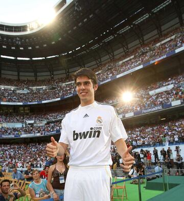 El 30 de junio de 2009 fich¨® por el Real Madrid por 65 millones de euros, siendo el primer fichaje de la nueva era de Florentino P¨¦rez al frente del Real Madrid. M¨¢s de 50.000 espectadores llenaron el Bernab¨¦u para dar la bienvenida a la nueva estrella del Madrid.