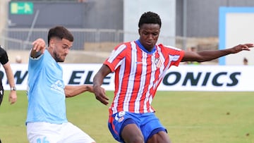 Olabe y Diallo pelean por un balón.