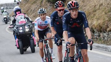 Tao Geoghegan Hart y Jai Hindley ruedna junto a Rohan Dennis durante la subida al Stelvio en la decimoctava etapa del Giro de Italia.