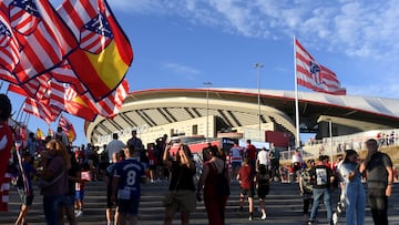 Aficionados acudiendo al Metropolitano en el Atlético-Granada de la temporada 23-24.