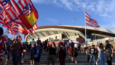 Aficionados acudiendo al Metropolitano en el Atlético-Granada de la temporada 23-24. En transporte público.
