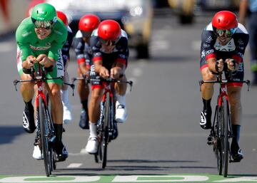 El ciclista del Emirates Team, Alexander Kristoff de Noruega, llega a la línea de meta con sus compañeros.