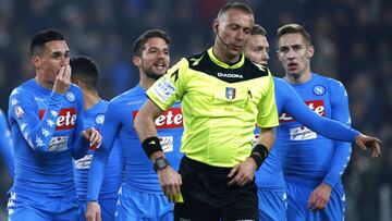Napoli's players argue with the referee Paolo Valeri during the Italian Tim Cup football match between Juventus and Napoli on February 28, 2017, at the Juventus Stadium in Turin. / AFP PHOTO / Marco BERTORELLO