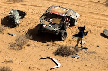 El coche de Sébastien Loeb y Fabian Lurquin, de Dacia Sandriders, después de estrellarse durante la etapa 3.