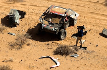 El coche de Sébastien Loeb y Fabian Lurquin, de Dacia Sandriders, después de estrellarse durante la etapa 3.