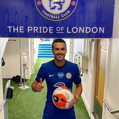 Pedro y Willian se despiden de la afición de Stamford Bridge