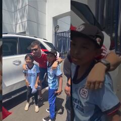 Martín Anselmi se baja de su carro para atender a niños del Cruz Azul