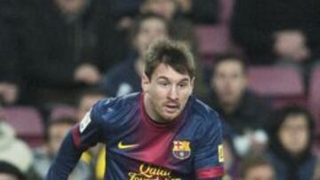 Leo Messi conduce el balón en la eliminatoria ante el Málaga.