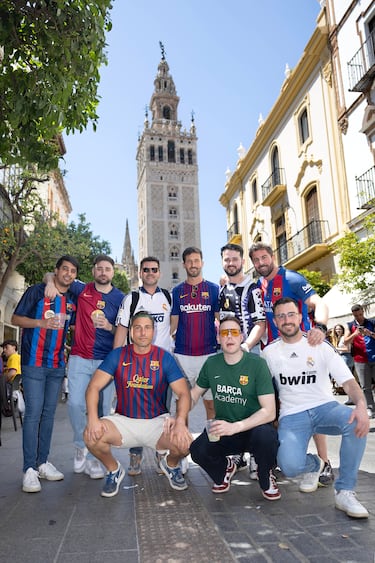 Aficionados del Barcelona y del Real Madrid disfrutan por las calles de Sevilla de las horas previas a la final de Copa. 