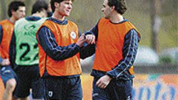 <b>CARA Y CRUZ</B>. Xabi Alonso se ejercitó ayer sin problemas junto al resto de la plantilla y reaparecerá contra el Atlético. Mientras, Karpin (izda.) pasó un examen médico.