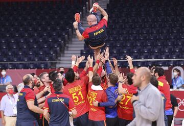 El seleccionador Jordi Ribera es manteado por el equipo tras conseguir la medalla de bronce. 