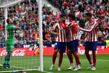 Los jugadores del Atlético de Madrid celebran el 1-0 de Diego Costa al Valencia. 