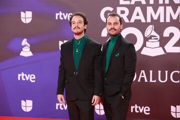 Los artistas Camilo Rios y Mauricio Rios posan durante el photocall previo a la gala de entrega de los Latin Grammy 2023.