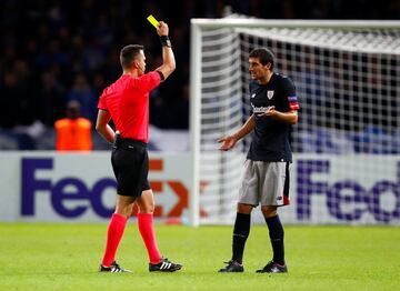 El árbiro Ivan Kruzliak enseñó la tarjeta amarilla a Mikel San José.