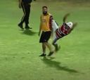 Curioso momento en Brasil: hincha ingresa a la cancha a “enseñarle” a su arquero
