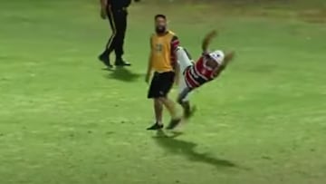 Curioso momento en Brasil: hincha ingresa a la cancha a “enseñarle” a su arquero