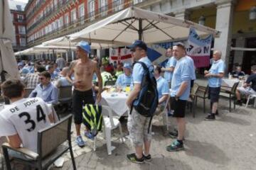 Los ingleses esperan la hora del partido disfrutando de las terrazas de la Plaza Mayor.