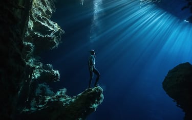 Un freediver explora una cueva en Tonga. A pesar de haber visitado este citio un centenar de veces, Karim asegura quenunca había visto la luz impregnar el paisaje de esta manera. "Es como si el protagonista estuviera mirando a otro mundo, me hizo pensar en la exploración del planeta y en cómo podemos ir a un sitio que ya hemos visto... y verlo de otra manera completamente distinta". 