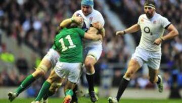 El inglés Ben Morgan es frenado por la defensa irlandesa en Twickenham.