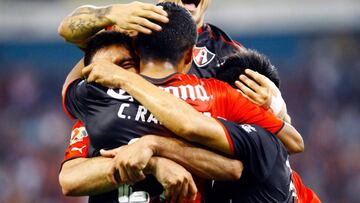 Los Zorros consiguieron su primer victoria en el Apertura 2016, luego de que vencieran a los Tiburones 1-0 con gol polémico.