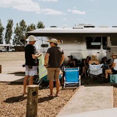 Así es la caravana de 100.000€ de la leyenda del surf Kelly Slater