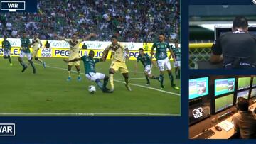 Roger Martínez cayó dentro del área ante supuesto contacto de Mosquera. El árbitro central señaló pena máxima, pero la canceló al consultar el monitor de apoyo.