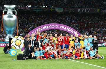 España ganó 4-0 a Italia en Kiev, conquistó su tercera Eurocopa de la historia y se convirtió en leyenda al ganar dos Eurocopas y un Mundial de manera consecutiva.