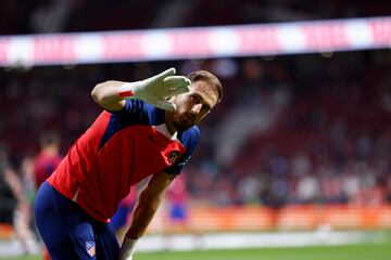 MADRID, 24/09/2023.- El portero esloveno del Atlético de Madrid Jan Oblak antes del partido de la sexta jornada de LaLiga que Atlético de Madrid y Real Madrid dxisputan hoy domingo en el estadio Cívitas Metropolitano. EFE/Rodrigo Jiménez
