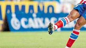 <b>GRAN IMPRESIÓN. </b>Luccin disputaba ayer su primer partido con los primeros espadas del Atlético. Marcó de este gran disparo lejano.