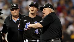 NEW YORK, NEW YORK - JUNE 13: Umpire Bill Miller throws out New York Mets pitcher Drew Smith #40 for a suspicious substance on his hands before the start of the seventh inning against the New York Yankees at Citi Field on June 13, 2023 in the Flushing neighborhood of the Queens borough of New York City.   Elsa/Getty Images/AFP (Photo by ELSA / GETTY IMAGES NORTH AMERICA / Getty Images via AFP)