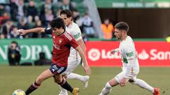 ELCHE (ALICANTE), 22/01/2023.- El defensa del Elche Carmona (d) pelea una posesión con el lateral del Osasuna Manu Sánchez durante un encuentro correspondiente a la jornada 18 de LaLiga Santander entre el Elche y el Osasuna en el estadio Manuel Martínez Valero en Elche, Alicante, este domingo. EFE/ Ana Escobar
