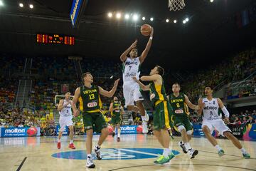 Jorge Gutiérrez, de México, anota frente a Lituania en partido del Mundial FIBA 2014.