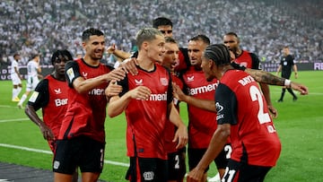 Soccer Football - Bundesliga - Borussia Moenchengladbach v Bayer Leverkusen - Borussia-Park, Moenchengladbach, Germany - August 23, 2024 Bayer Leverkusen's Florian Wirtz celebrates scoring their third goal with teammates REUTERS/Wolfgang Rattay DFL REGULATIONS PROHIBIT ANY USE OF PHOTOGRAPHS AS IMAGE SEQUENCES AND/OR QUASI-VIDEO.