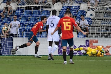 2-1. Mikel Oyarzabal celebró el segundo gol que marcó de penalti.