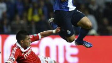  Enzo Perez y James Rodriguez durante el partido entre el Oporto y el Benfica. 