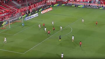 Loyola vuelve loco a Independiente con su entrega: ¡quitó este balón y terminó en gol!