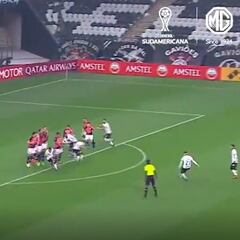 Araos está de vuelta: su tiro libre que pudo ser golazo