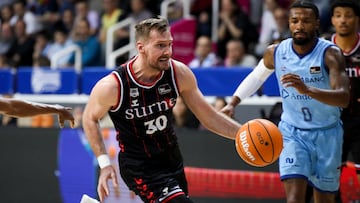 ANDORRA LA VELLA, 12/04/2025.- El escolta esloveno del Bilbao Zoran Dragic entra a canasta durante el partido de la vigesimoséptima jornada de la Liga Endesa entre Surne Bilbao Basket y MoraBanc Andorra, este sábado en el Polideportivo Toni Martí de Andorra. EFE/ Fernando Galindo