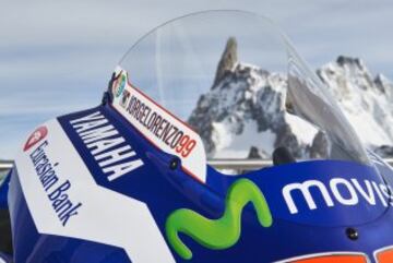 Sesi¨®n de fotos de la Yamaha YZR-M1s de Jorge Lorenzo y Valentino Rossi en Punta Helbronner con el Mont Blanc (4,810 m) de fondo.